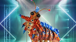 „The Masked Singer“ 2021: Raupe bereits enttarnt? Sängerin aus Kult-Girlband könnte unter der Maske stecken