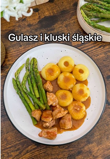 Gulasz z szynki i kluski śląskie