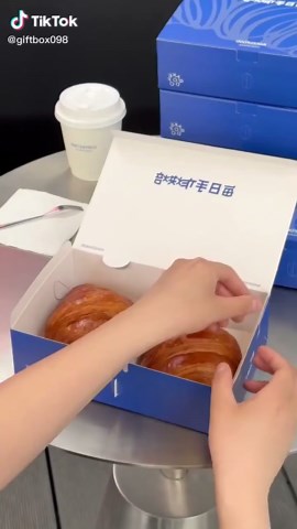 Paper card stock packing box manufacturer 😘✨#ODMpacking #OEMpackaging #perfumebox #foldingbox #giftbox