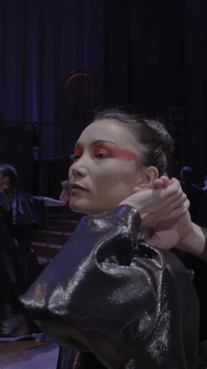 [Focus Sidi Larbi Cherkaoui] Du 15 au 18 décembre, le film "Don't put me in a box" réalisé par Romain Girard sur le travail du chorégraphe Sidi Larbi Cherkaoui sera diffusé sur Numeridanse en accès libre ! À cette occasion nous vous invitons à découvrir son travail à travers ses œuvres présentent sur la plateforme. 🎥 Extrait de "Ukiyo-e" (2022) de Sidi Larbi Cherkaoui avec le Ballet du Grand Théâtre de Genève Pièce pour 22 interprètes, le chorégraphe s'inspire du terme japonais Ukiyo-e "les ima