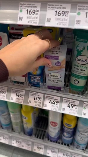 Trápí vás popraskané paty? Tato mast z dm drogerie za 44,90 Kč je řešení! 👣 #urea #selfcare #dmhaul #dmtips | Kupi.cz