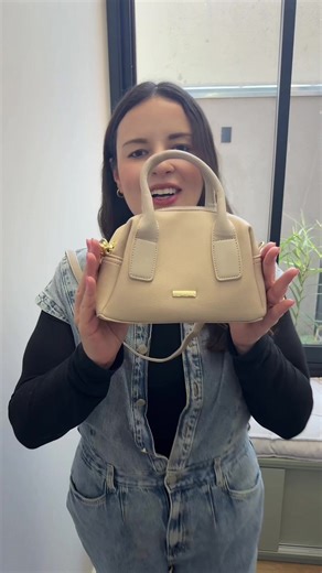 Bolsa feminina pequena mini maleta linda linda linda! COM aquela qualidade que nós amamos! Link com desconto no carrinho laranja! #bolsapequena #bolsa #bolsafeminina #bolsasfemininas #bolsas