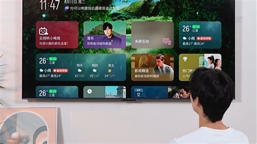 TCL T7L灵控系统30，老人小孩都能轻松用，语音 手势操作更贴心，家庭观影更省心。