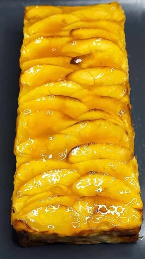 Sin azúcar ni harina la mejor tarta de manzana con solo 4 ingredientes. Muy fácil de hacer y es una auténtica delicia. La receta paso a paso y con todos los detalles está disponible en mi canal de YouTube tazi_oficial el enlace está en mi perfil suscríbete si aún no lo has hecho para que no te pierdas ninguna receta nueva. Ingredientes: 3 manzanas 200 gr. de queso crema 2 huevos Mermelada de albaricoque Hornear: a 180 grados durante 50 minutos • • • #postres #dulces #recetas #tartas #manzana | M