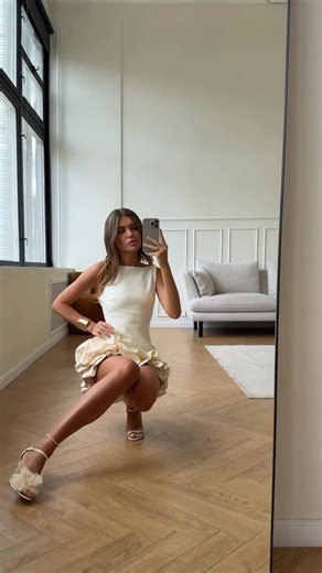 3.1K views · 62 reactions | Basic posing tutorial by @lazareva_vi Model and owner Save and share♥️♥️ I'm sharing the  | The Spraytan Guru | Facebook