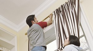 Comment fixer une tringle à rideaux sans percer ?