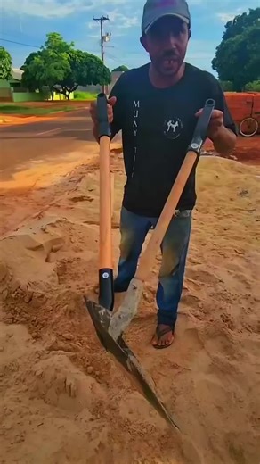 Innovative Shovel Design with Double Handles