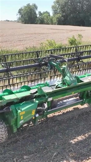 john deere S780 | Class 8 combine harvester with a 13.5-liter engine, 402 kW (547 hp) max power, and a grain tank capacity of 14,100 liters #johndeere | Agricultural Techniques