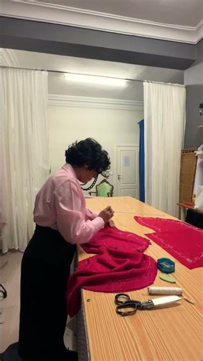 Hacemos capelina, complemento del vestido #albertasoyyo #costuraamano #elegancelite #artisanfashion