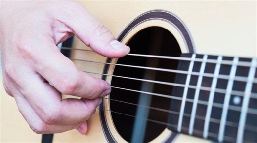 Kunci Gitar Di Ujung Malam - Payung Teduh, Chord dari Am: Sunyi Ini Merdu Seketika - Tribunnews.com