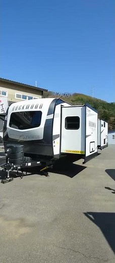 Wow~~ I really want to live here... A mobile hotel suite... So cool.. #CampingEmpire #HighlandRV ...