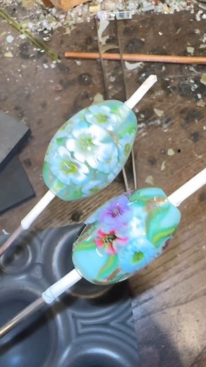 #glass #lampwork #lampworking #flameworking #flamework #glassofinstagram #beads #glassbeads #flowers #glassflowers | Jordan Fitzgerald