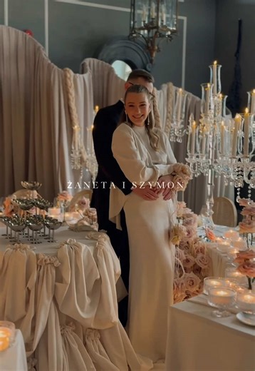 Tworzę rolki, które nie są przypadkowe… Każdy kadr, kolor, muzyka – wszystko dobieram tak, by oddać klimat Waszego dnia. Styl przyjęcia, Wasza energia, Wasza historia – to mój kierunek. Bo content może być modny, ale najważniejsze, żeby był Wasz. Jeśli marzysz o rolce, która nie tylko pokazuje momenty, ale czujesz je, kiedy ją oglądasz – to właśnie to robię! A ten cudowny klimat dla Żanety i Szymona stworzyła @@zaplotnia Koordynacja: Ewa Wardęga Weddings Miejsce: @palacmalawies #weddingcontentcr