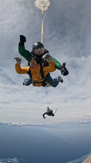 以为岁月取之不尽 却总是忘了此刻不会重来 #赛里木湖跳伞 #跳伞女教练Nimue #高空跳伞 #极限运动