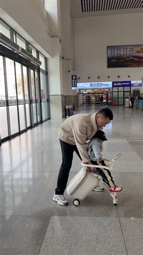 Unboxing: Guess the Brand of This Family-Friendly Suitcase