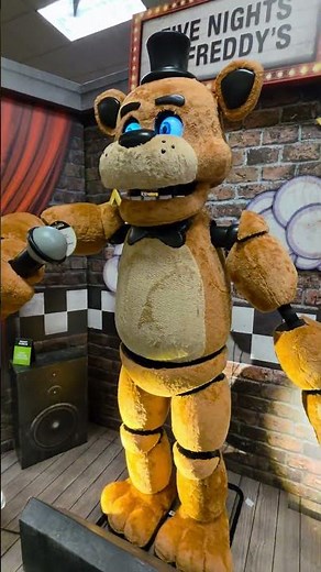 Freddy Fazbear Is REAL?! 😱 Five Nights at Freddy’s Animatronic at Spirit Halloween! 🐻