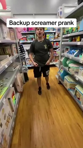 Screaming Prank in Public Store: Hilarious Reactions
