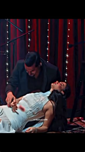 EşrefRüya🫀 on Instagram‎: "و مرگ، وقتی در آغوش عشق اتفاق می‌افتد، دردناک‌تر است🫠❤️‍🩹 میخواستم اول فقط سریالای چاتای رو بزارم چون هر دو تو بغلش مردن ولی بعد تصمیم گرفتم همه زوج های ک مرتبط هستن رو بزارم 🥲💔 کدومش دردناک تره؟؟ نظراتونو حتما کامنت کنید 🤍 #eşrefrüya #cagatayulusoy"‎