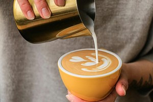 Bailar con un café en la mano: así son las coffee parties que ofrecen una alternativa de ocio más saludable