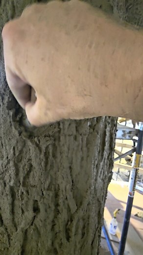 Carving concrete to create bark texture 🪵 #artificialtree #stamping #stamp #texture #concrete #fauxtree #faketree #art #artist #design #build #construction #rocktheming #museum #childrensmuseum | Rockscapes