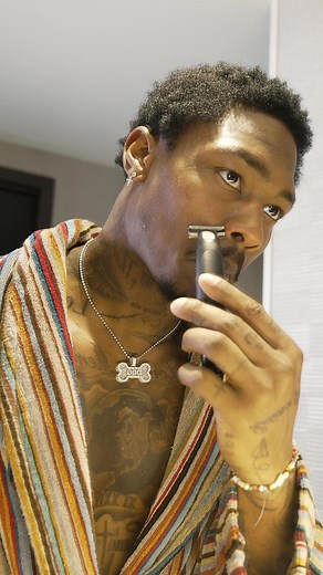 Staying sharp during the off season with the King C @Gillette Style Master 🏈🏆 The smoothest to ever do it!! #teamstyled #KingCGillettePartner #GRWM