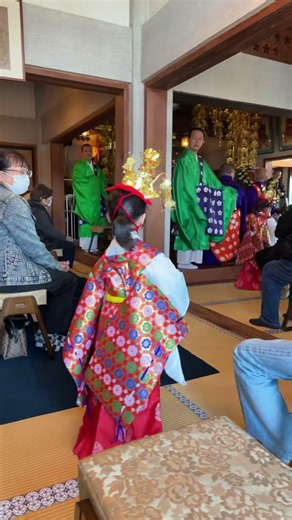 栃木県宇都宮市能満寺様で厳修された護摩法要に参加させていただきました。檀信徒様の御祈願を、護摩壇に火を点じ、護摩木を火中に投じて祈ります。可愛いお稚児さんも参列し、厳かな法要に華を添えてくれました。