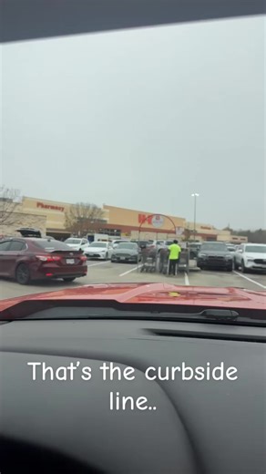 📢HEB SUMMERWOOD CURBSIDE PICKUP LINE WRAPS AROUND BUILDING📢 Shoppers at the HEB Summerwood curbside pickup are experiencing long delays as the line of vehicles wraps around the building. Some customers report waiting more than 40 minutes for their orders. The Arctic freeze is expected to impact Southeast Houston beginning Saturday, prompting many residents to stock up ahead of the cold. HTX Media Chief Reporter Steevo | HTX Media