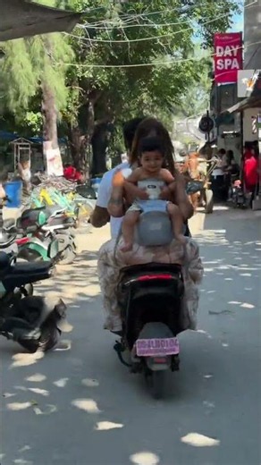 Dora aventureira com sua mochila nas costas