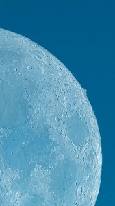 A space rock was captured hitting the Moon during the day 🌑☀️ a rare and stunning event that few ever witness! Unlike Earth, the Moon has no atmosphere, so space rocks don’t burn up they crash directly onto its surface, creating new craters and sometimes a flash of light visible even in daylight. ☄️ These impacts happen more often than we think, helping scientists study how asteroids shape the lunar surface and revealing clues about the Moon’s ancient history. 🌌 Every new crater tells a cosmic