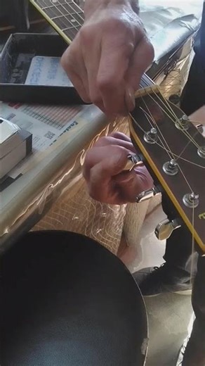 名器ヤマハFG-180じゃないフォークギターの弦の張り替え 5歳児がどこかのお店に並んでるギターをさわって弾いてみたくなったんだって 1弦が切れてたんで張り替えようと思って触ると次々と20260509