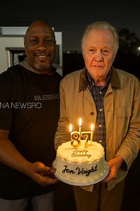 Jon Voight celebrating his 87th birthday. 🎉🍰🍕 A legendary actor with decades of unforgettable performances. Wishing him continued health, happiness, and inspiration. #fblifestyle #facebook #insta #viral #india #likes #followback #tiktok #trending #live #video #youtube #business | Na Newsro