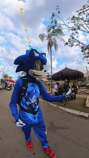 Um cumprimento 🤜🤛💙, um abraço, uma palavra, um olhar, um sorriso... . O valor das coisas não está no tempo que elas duram, mas na intensidade com que acontecem. Por isso existem momentos inesquecíveis, coisas inexplicáveis e pessoas incomparáveis. . #sonic #sorriso #sonicmovie #vida #amoraopróximo