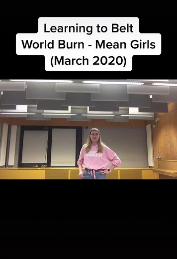 I had a really hard time with belting during my time at uni, but I've worked really hard on it and got much more confident since then🥰 Watch me belt for the first time! #belting #singer #musicals #meangirlsmusical #musicaltheatre #vocalcoach #voice #singing #belt