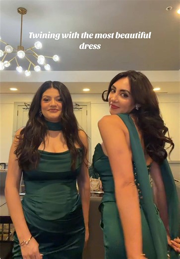 Emerald Bridesmaid Dresses: Twinning Bridesmaid Dress Ideas