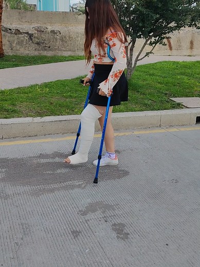Primeros pasos con muletas y yeso en la pierna