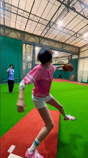 体感120キロのストレートを投げる新谷あやか。#shorts