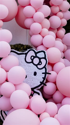 YESENIA | PARTY STYLIST on Instagram: "Christmas Party + make it HELLO KITTY🐱🎄💕🍭 Full Design & Styling @partyblvdco Acrylics @sipsandsoirees Balloons & Fringe wall @partyblvdco Breakable Chocolate Hello Kitty @the_sweet_addiction_is_real Christmas Tree & Decor @partyblvdco Cookies @the_sweet_addiction_is_real Cake @panela.pastry Donut Station @partyblvdco Kid’s Tables & Chairs @partyblvdco Ornament Station @partyblvdco Photographer @whitneyhopephotography . . . . . #hellokittyparty #hellochr