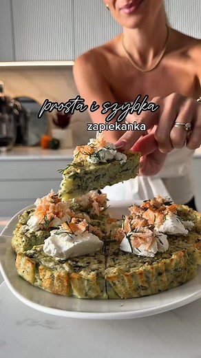 Katarzyna Puławska | GOTOWANIE | PRZEPISY | bez cukru on Instagram: "Zapiekanka cukiniowa Zostaw ;-) w komentarzu. Dla Ciebie to chwila, a dla mnie wielka motywacja do dalszego nagrywania. Składniki: 2 małe cukinie (ok. 560 g po odsączeniu), 100 g skrobi ziemniaczanej (Tak! Może być inna mąka, a nawet siemię lniane mielone, pytaj w komentarzu), 2 jajka, 1 łyżka ulubionych przypraw (u mnie rozmaryn, lubczyk, oregano, troszkę soli) Wykonanie: Zetrzyj lub zmiksuj cukinię, posól i odstaw na sitku, a