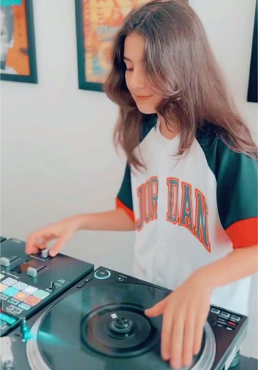 Mastering the Art of DJ Scratching with DJ Michelle