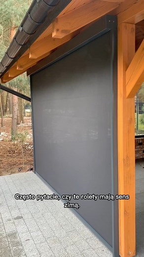 „Czy te rolety nadają się na zimę?” Słyszymy to pytanie bardzo często. Rolety screen ZIP są projektowane właśnie po to, aby działały cały rok: – osłaniają przed deszczem, śniegiem i wiatrem, – ograniczają chłodne podmuchy, – zatrzymują owady, – filtrują światło, zamiast całkowicie zamykać przestrzeń. Dzięki prowadzeniu ZIP tkanina jest stabilna, nie trzepocze na wietrze i tworzy jednolitą, estetyczną płaszczyznę. Efekt? Z tarasu można korzystać znacznie dłużej w ciągu roku, a pergola staje się r