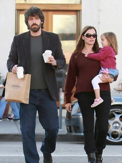 “Ben and Jen’s daughter? All grown up — and looks just like her.” 😮💫 Violet Affleck just made a rare appearance, and fans can’t believe the resemblance. The photo has everyone doing a double take — see it in the comments below 👇 | Know It All: About Everything