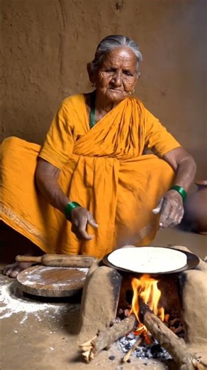 Gaon ki Dadi Bana Rahi Garma Garam Roti ❤️🔥 | Real Village Life #Shorts