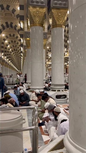 SubhanAllah! 🌙✨ The beauty of Masjid e Nabawi during Fajr prayer — peaceful hearts, full masjid,