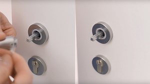 [Comment démonter une poignée de porte d'entrée ?] Contrairement à une poignée traditionnelle, la poignée à serrage rapide ne se démonte pas en desserrant la vis pointeau. Voici le mode d'emploi pour retirer en quelques secondes une poignée à serrage rapide. Pour réaliser ce tutoriel, vous aurez besoin : - d'une clé de déblocage ou - d'un tournevis plat 🪛 | Bel'M