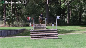 Herrliches Herbstwetter: Wer dieses oder die nächsten Wochenenden noch ein wenig sein Geländereiten verbessern will, findet vielleicht ein paar passende Anregungen bei Fritz Lutter, Bundestrainer der Vielseitigkeits-Ponyreiter. Der Ausschnitt zeigt, wie man das Gleichgewicht bei Auf- und Absprüngen trainieren kann. Zum ganzen Video geht es hier: https://www.youtube.com/watch?v=zvc0LO7eJ_U | Deutsche Reiterliche Vereinigung e.V. (FN)