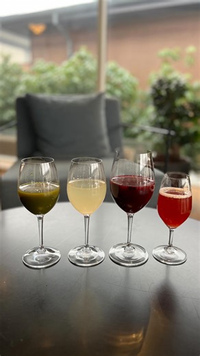 𝗙𝗷𝗼𝗿𝗱𝗴𝗮𝗮𝗿𝗱𝗲𝗻 on Instagram: "✨NYHED - SAFTMENU✨ Vores dygtige tjener Louise har tilsmagt, finpudset og afstemt en virkelig skøn saftmenu, som du nu kan få i restauranten 💙 ✨Forret: Grøn æble, dild,citron, palmekål & grøn the ✨Mellemret: Danskvand, yuzo & hyldeblomst ✨Hovedret: Rødbede, sort the med bær, brombærsirup, ingefær, citron & enebær ✨Dessert: Danskvand, brun farin, rabarber & citron Vi har selvfølgelig prøvesmagt, og vi kan godt afsløre, at det er en vidunderlig oplevelse - 