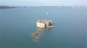 Exploring Stack Rock Fort, an abandoned three-gun fort built in an estuary in Wales
