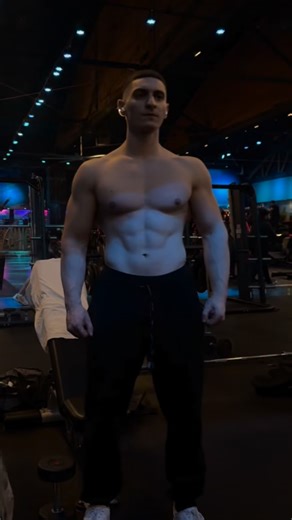 Tony Nalbandyan 🔱 on Instagram: "Shred files goin brazy 🫣 #bodybuilder #gymlife #shredded #gymmotivation #transformation"