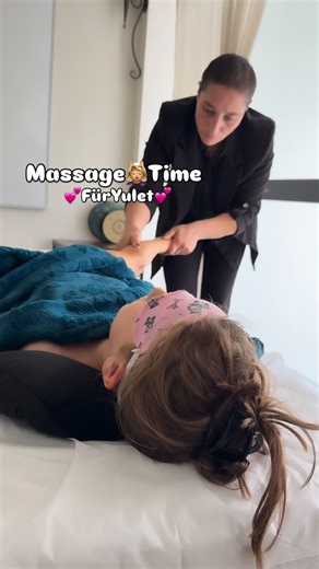 Esra Kurt 🪐 on Instagram: "#kindermassage by @ak4_wellness 27.09.2025💆🏼‍♀️💕 Leute, meine Kleine war so entspannt und hat es einfach genossen🥰 müsst ihr mit euren Kids auch mal erleben —> Massagen für Kinder fördern Entspannung und Wohlbefinden, stärken die Körperwahrnehmung und können Stress oder Unruhe reduzieren. Außerdem unterstützen sie das Vertrauen, die emotionale Bindung und können Schlaf sowie Konzentration positiv beeinflussen. Zusätzlich können Massugen bei Kindera die Durchblutun