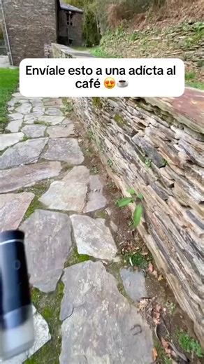 Alive Vibes on Instagram: "El café que te sigue a todos lados 😍⚡ Espresso cremoso en segundos, sin enchufes y sin filas. Perfecta para oficina, viajes y madrugadas. #portableespresso #coffeelovers #espressoanywhere #baristalife #gadgets"